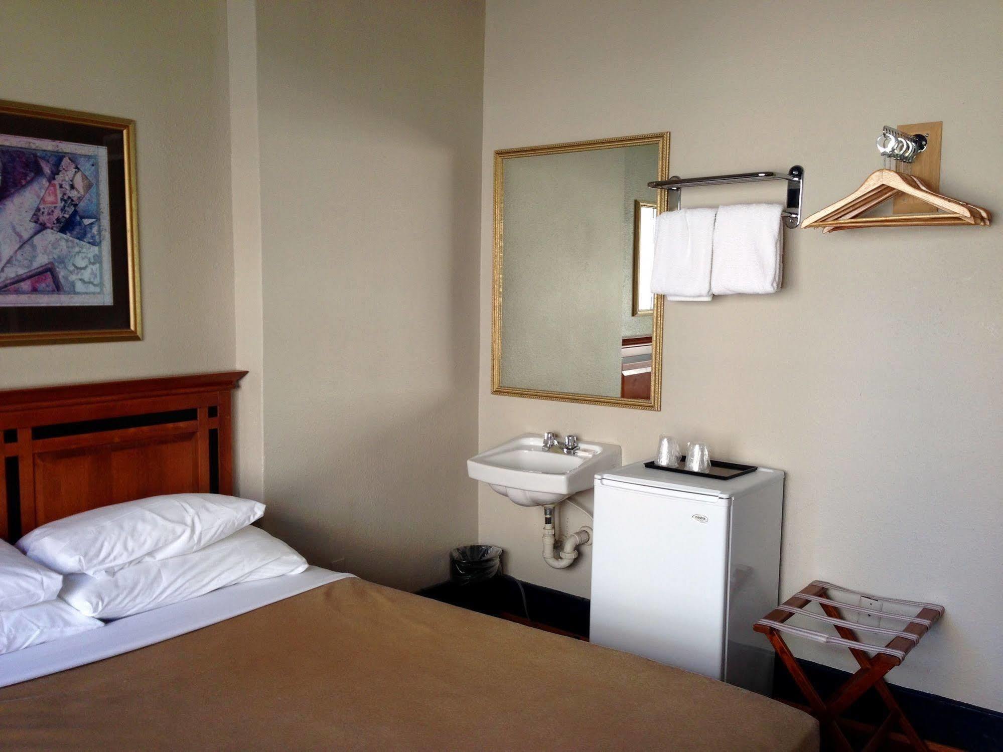 Hotel Ambassador バンクーバー エクステリア 写真